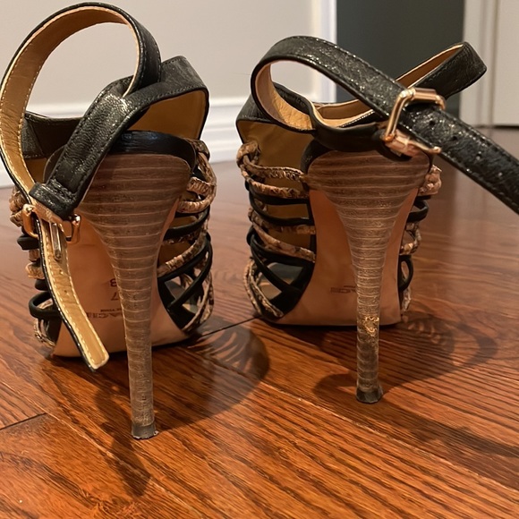 Gently worn, Coach heels. - Picture 2 of 4